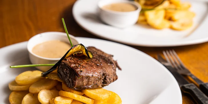200g steak z nízkého roštěnce, bramborové lupínky i omáčka pro dva