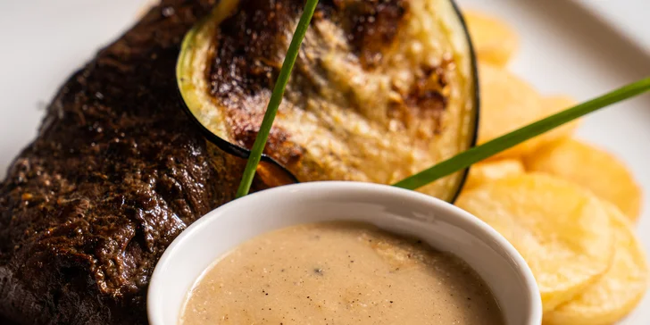200g steak z nízkého roštěnce, bramborové lupínky i omáčka pro dva