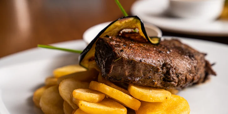 200g steak z nízkého roštěnce, bramborové lupínky i omáčka pro dva