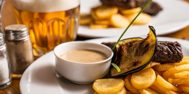 200g steak z nízkého roštěnce, bramborové lupínky i omáčka pro dva