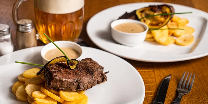 200g steak z nízkého roštěnce, bramborové lupínky i omáčka pro dva