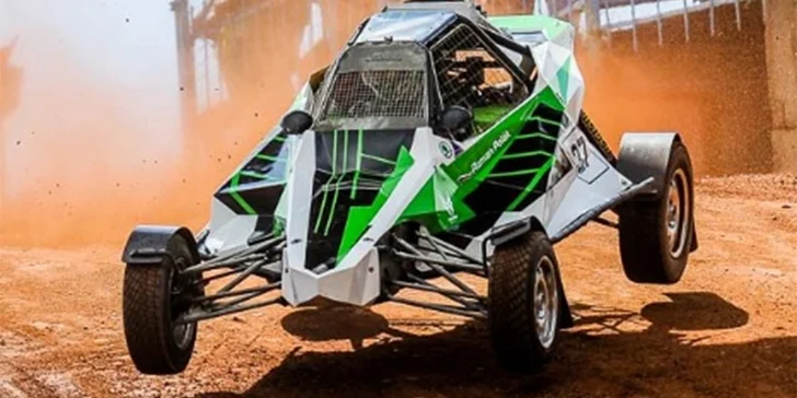 Jízda v závodní super buggy s výkonem 400 koní: 5–10 kol na profesionální trati