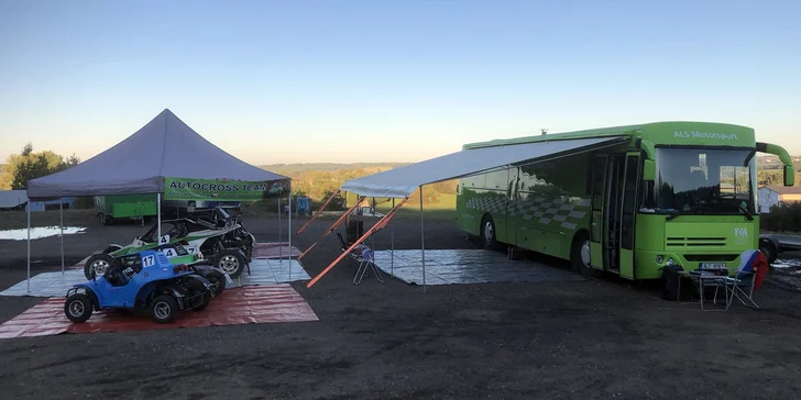 Jízda v závodní super buggy s výkonem 400 koní: 5–10 kol na profesionální trati