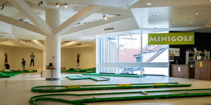 Krytý minigolf v srdci Prahy vedený profíky: celodenní vstupy pro děti i dospělé