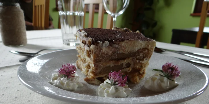 Čtyřchodové menu pro dva s lahví vína a 60 minut v privátním wellness