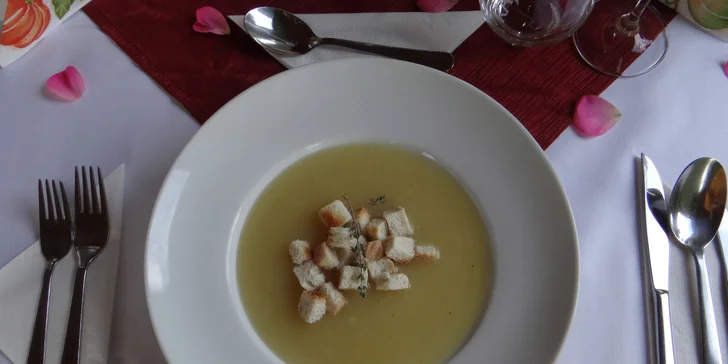 Čtyřchodové menu pro dva s lahví vína a 60 minut v privátním wellness