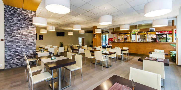 Pobyt pro dva v Beskydech: horský hotel s bazénem, polopenze, zábal i lahev vína