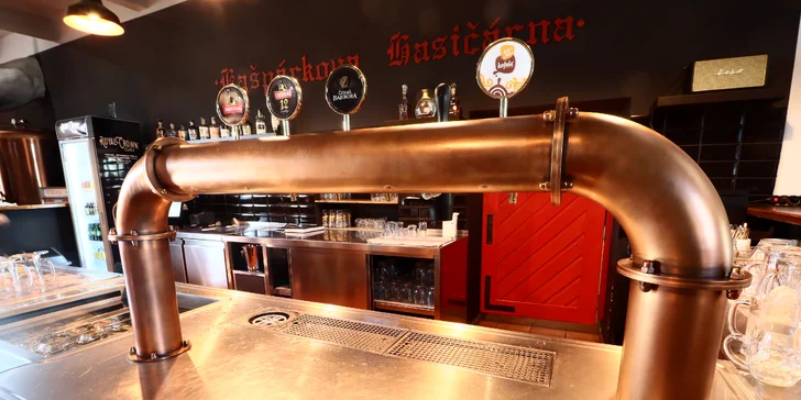1 či 2 pomalu pečená kolena, chléb, hořčice a křen i tankové pivo Mustang nebo černá Barbora