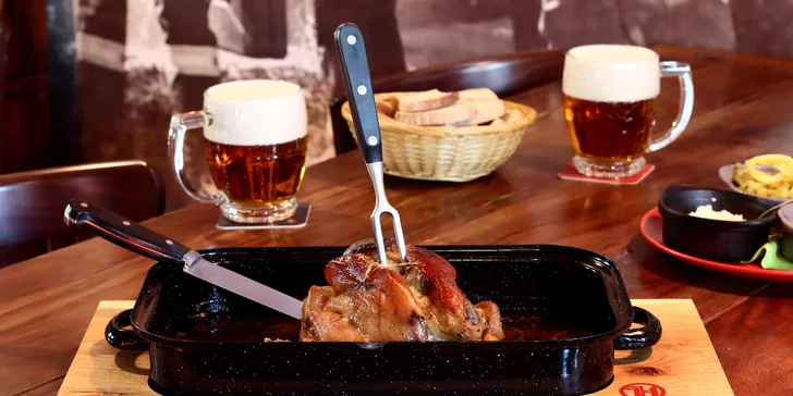 1 či 2 pomalu pečená kolena, chléb, hořčice a křen i tankové pivo Mustang nebo černá Barbora