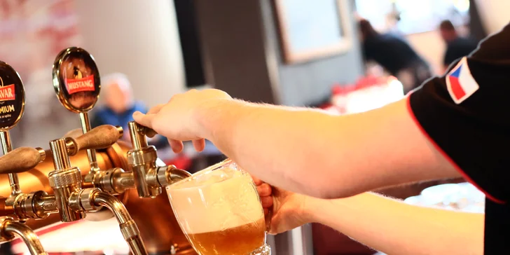 1 či 2 pomalu pečená kolena, chléb, hořčice a křen i tankové pivo Mustang nebo černá Barbora