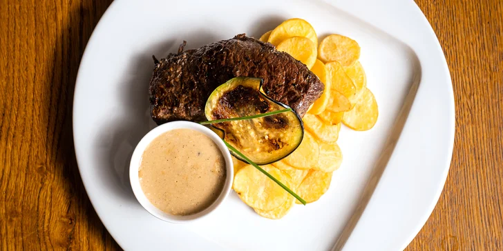 200g steak z nízkého roštěnce, bramborové lupínky i omáčka pro dva
