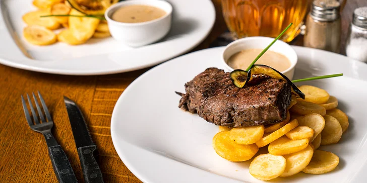 200g steak z nízkého roštěnce, bramborové lupínky i omáčka pro dva