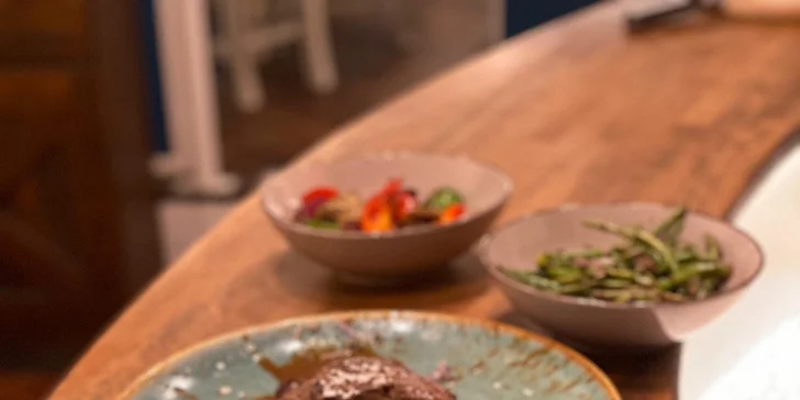3chodové menu pro 2 osoby: polévka, rib eye steak a čokoládový fondán
