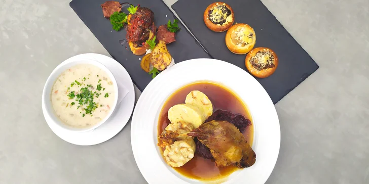 Svatomartinské menu pro dva: kachní stehno se zelím a knedlíky, husí kaldoun i jatýrka, tlačené koláče