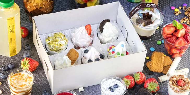 Rande či family boxy plné mraženého jogurtu s čokoládou, pistáciemi, Oreo a Lotus sušenkami i jahodami