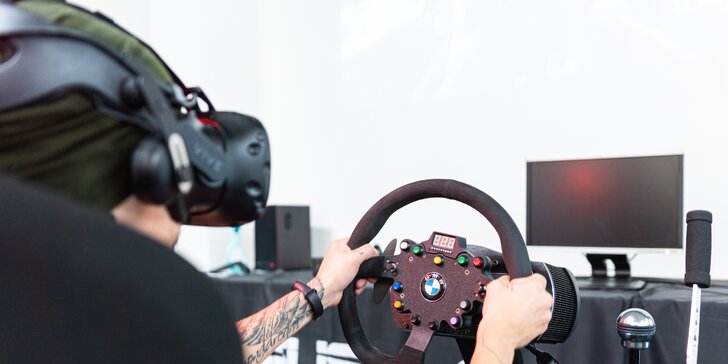 30 nebo 60 minut na závodním simulátoru, klasickém i ve virtuální realitě