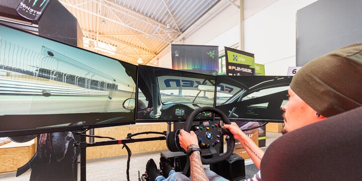 30 nebo 60 minut na závodním simulátoru, klasickém i ve virtuální realitě