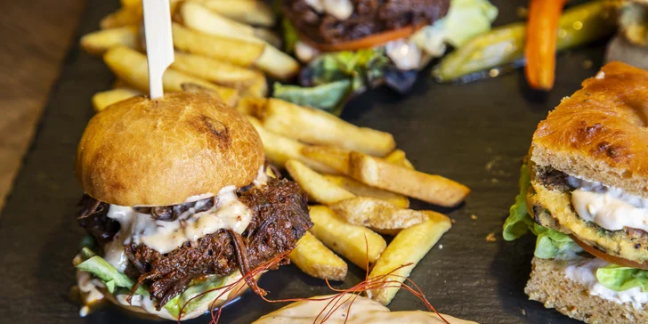 Miniburgery z mletého a trhaného hovězího masa i cizrny a hranolky pro 2 osoby