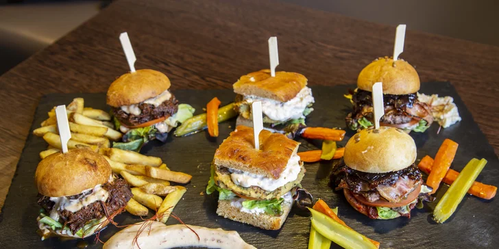 Miniburgery z mletého a trhaného hovězího masa i cizrny a hranolky pro 2 osoby