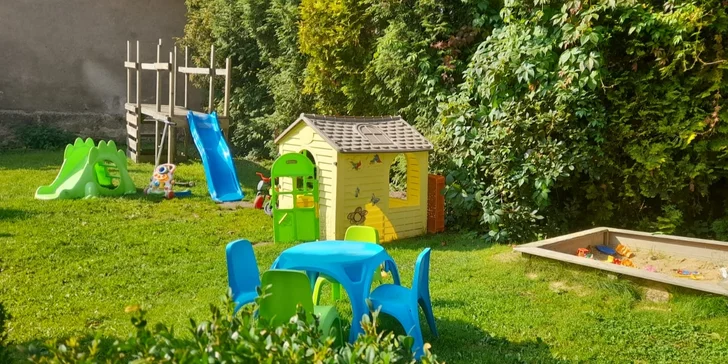 Masové hody U Námořníka pro 2 nebo 4 osoby: marinovaná křídla, žebra, pečené koleno i pivo