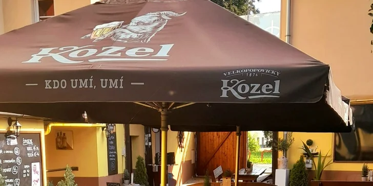 Masové hody U Námořníka pro 2 nebo 4 osoby: marinovaná křídla, žebra, pečené koleno i pivo