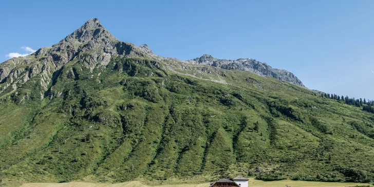 Zimní dovolená v rakouských Alpách: bufetové snídaně a neomezený vstup do wellness