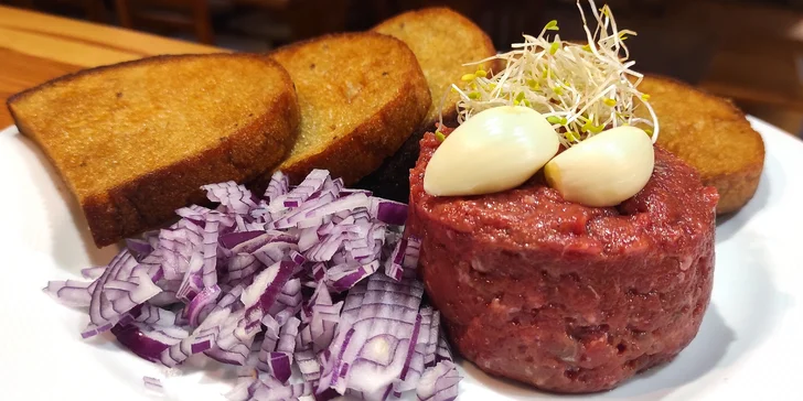 Hovězí tatarák s červenou cibulkou, česnekem a topinkami: 150 nebo 500 g