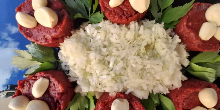 Hovězí tatarák s červenou cibulkou, česnekem a topinkami: 150 nebo 500 g
