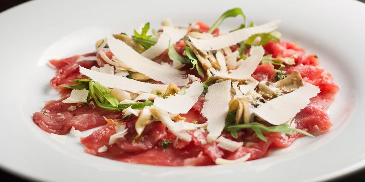Domácí carpaccio, tagliatelle s hovězím masem a tiramisu pro 2 osoby