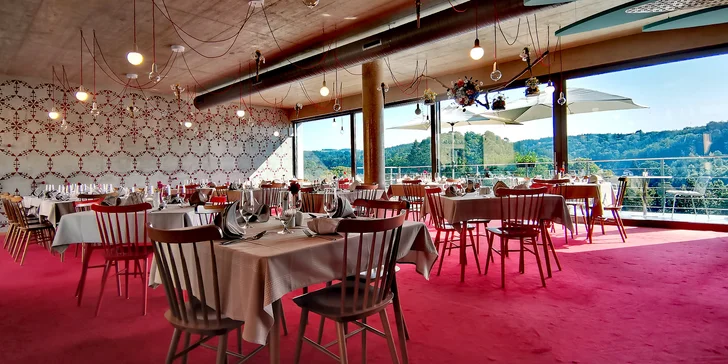 Menu o třech chodech pro 2 osoby: grilované špalíčky či jehněčí hřebínek i lahev vína
