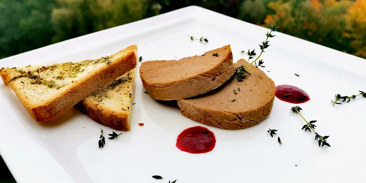Tříchodové menu v restauraci s krásným výhledem pro 2 osoby: paštika, steak nebo kuřecí prso a panna cotta