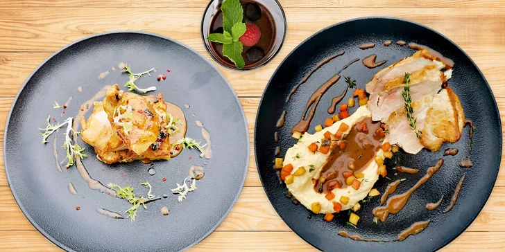 Tříchodové menu v restauraci s krásným výhledem pro 2 osoby: paštika, steak nebo kuřecí prso a panna cotta