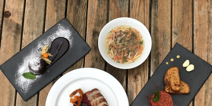 4chodové menu pro 2 osoby: hummus, tatarák, kuřecí supreme i panenka a další dobroty