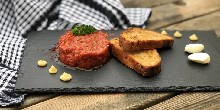 4chodové menu pro 2 osoby: hummus, tatarák, kuřecí supreme i panenka a další dobroty