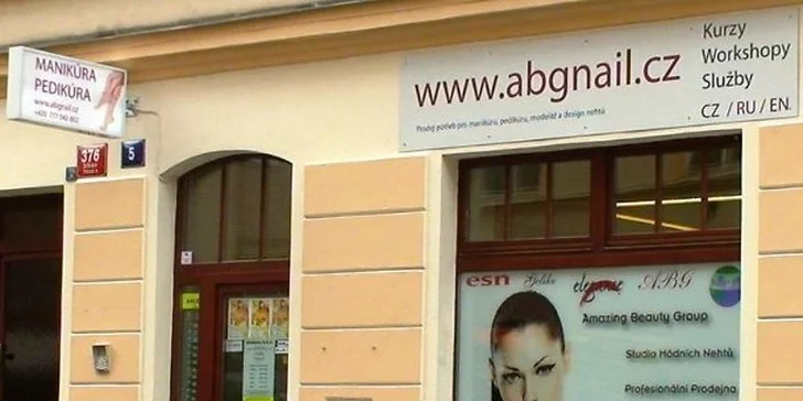 Kombinovaná citrusová SPA pedikúra s masážemi nohou vč. lakování