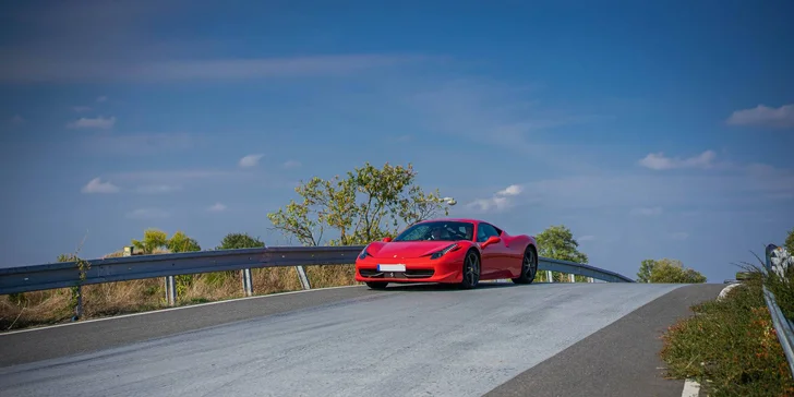 Jízda ve Ferrari, Lamborghini, Porsche či Nissanu na závodním okruhu v Mostě