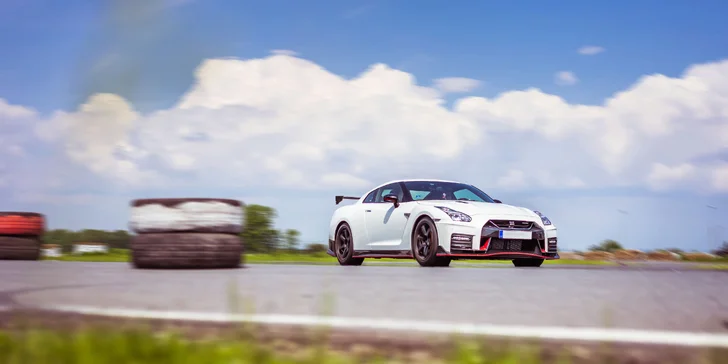 Jízda ve Ferrari, Lamborghini, Porsche či Nissanu na závodním okruhu v Mostě