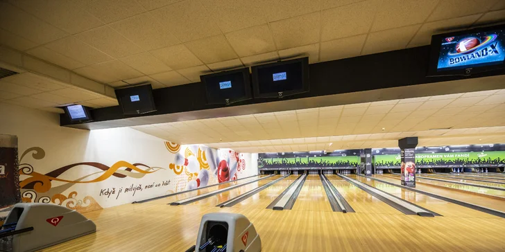 1 nebo 2 hodiny bowlingu až pro 6 osob a k tomu 1 nebo 2 kg klobásek