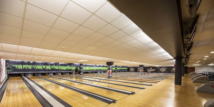 1 nebo 2 hodiny bowlingu až pro 6 osob a k tomu 1 nebo 2 kg klobásek