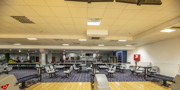1 nebo 2 hodiny bowlingu až pro 6 osob a k tomu 1 nebo 2 kg klobásek