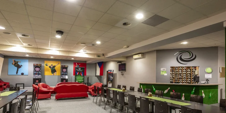 1 nebo 2 hodiny bowlingu až pro 6 osob a k tomu 1 nebo 2 kg klobásek