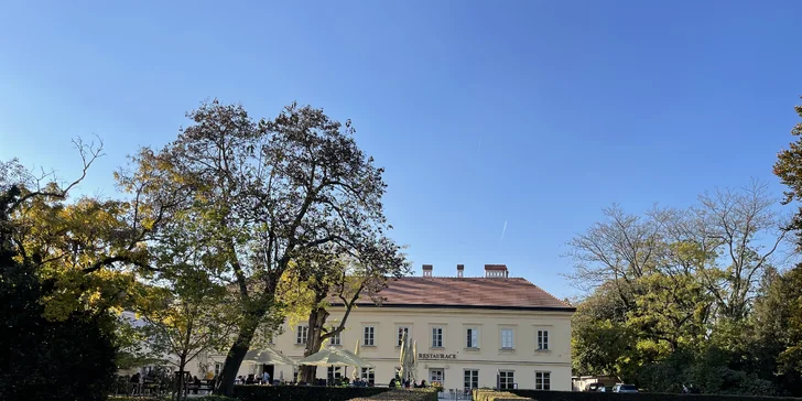 Báječný pobyt u zámku Lednice se snídaní a vínem