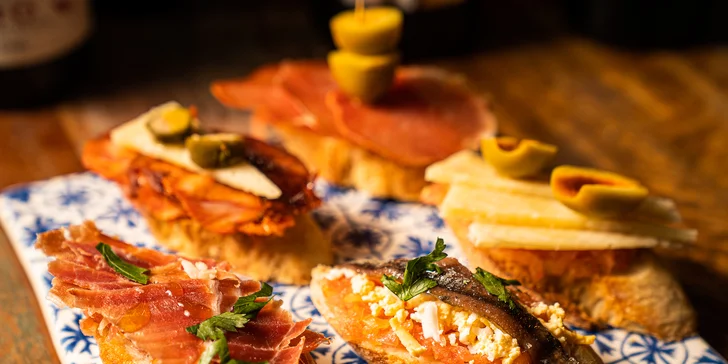Španělsko v centru Brna: pestré tapas a láhev šampaňského pro 2 osoby
