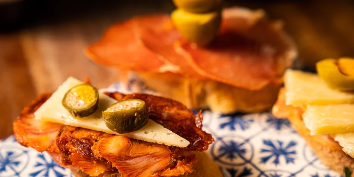 Španělsko v centru Brna: pestré tapas a láhev šampaňského pro 2 osoby