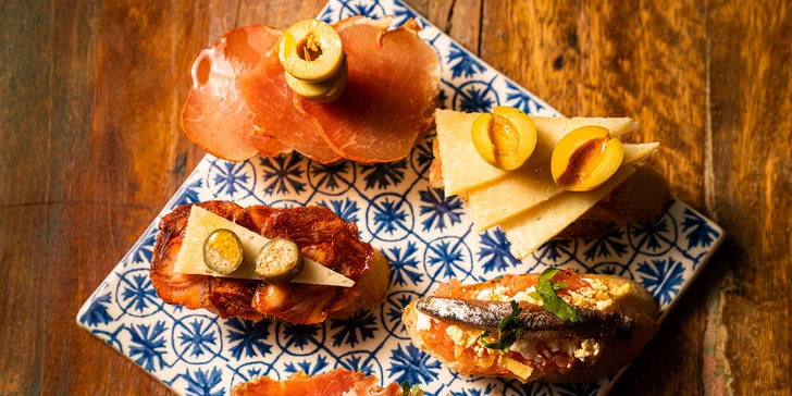 Španělsko v centru Brna: pestré tapas a láhev šampaňského pro 2 osoby