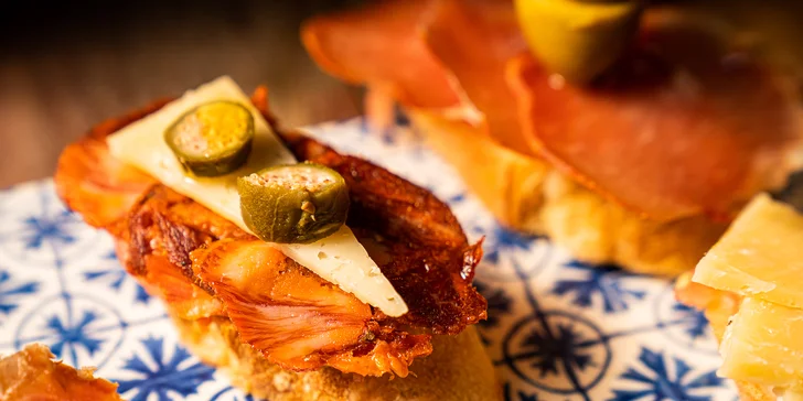 Španělsko v centru Brna: pestré tapas a láhev šampaňského pro 2 osoby