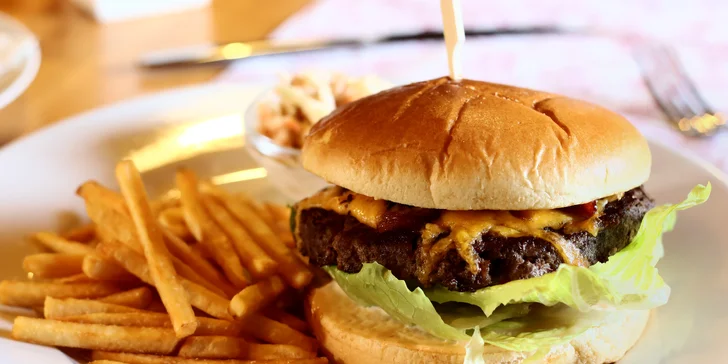 Burger z anguse s cheddarem, hranolky a salát i nápoj pro 1 či 2 ososby