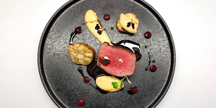5chodové menu s lahví vína v oceňované restauraci Le Grill pro 2 osoby