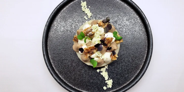 5chodové menu s lahví vína v oceňované restauraci Le Grill pro 2 osoby