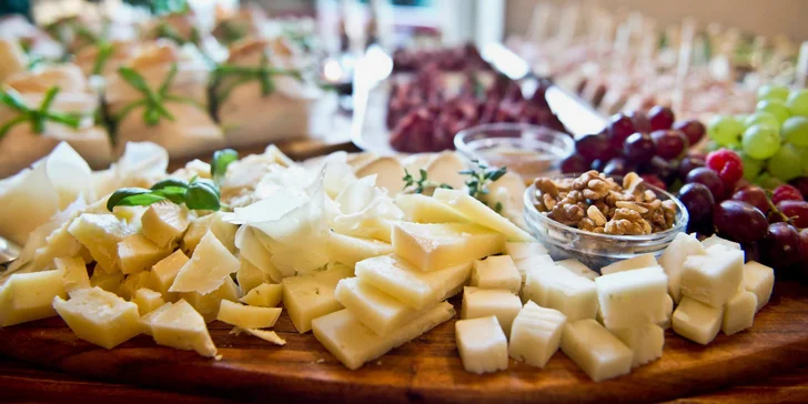 Obložené mísy plné luxusních italských delikates i s dipem